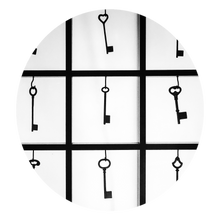 Load image into Gallery viewer, 0487 Antique Keys